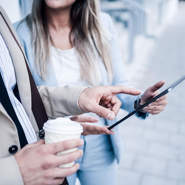 Kollegen halten sich mit dem InfoService der Telekom auf dem laufenden.