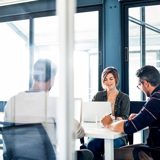 2 Business People are working with hybrid connection 
