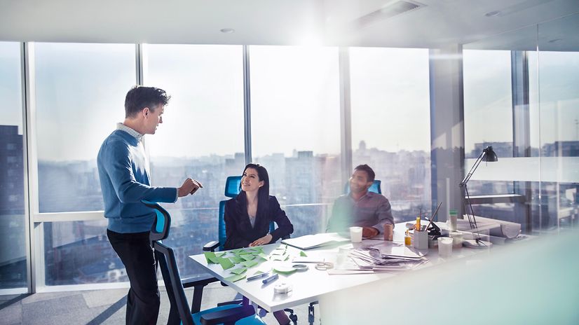 Beratungsgespräch im modernen Büro