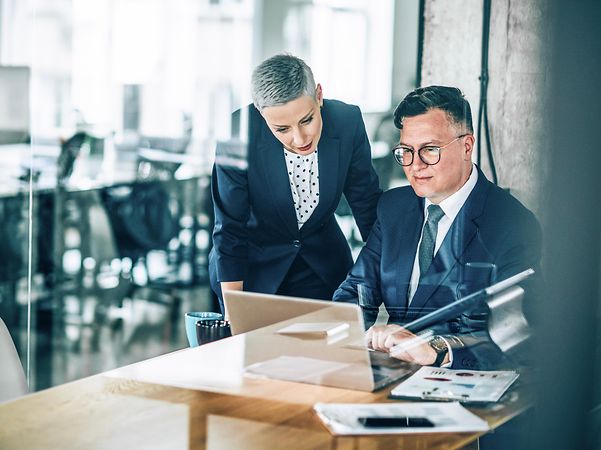 Frau erklärt im Büro die Vorteile von Secure SD-WAN – Lancom