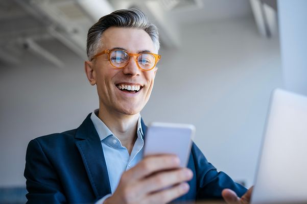 Geschäftsmann testet 30 Tage kostenlos Magenta Security Sign und ist begeistert vom Produkt