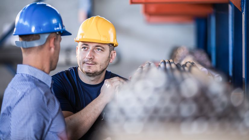 Zwei Handwerker unterhalten sich über Glasfaser