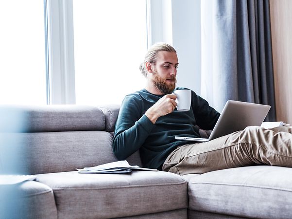 Ein Mann schaut nach dem Festnetz Angebot