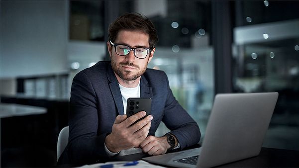 Dank Super Fast Charging 3.0 hält der Samsung Galaxy S26 Akku auch bei langen Bürotagen.