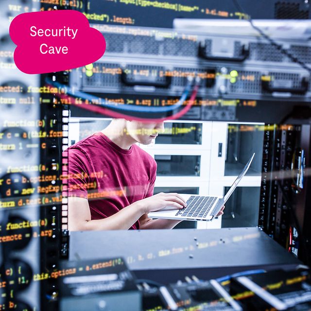 Person im Rechenzentrum arbeitet mit einem Laptop zwischen Serverschränken, überlagert von Programmcode auf dem Bildschirm.