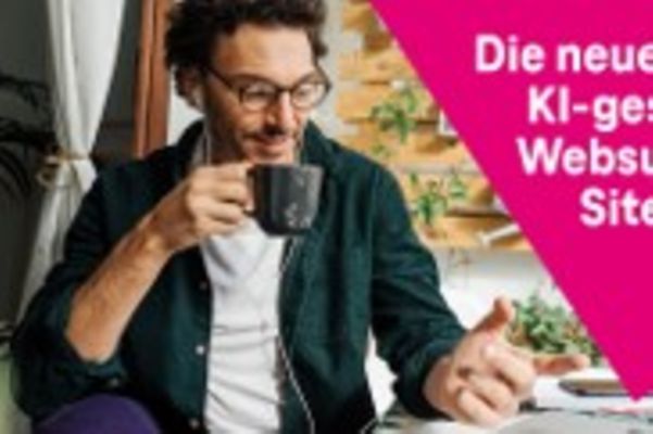 Mann mit Kaffetasse sitzt entspannt vor seinem Laptop