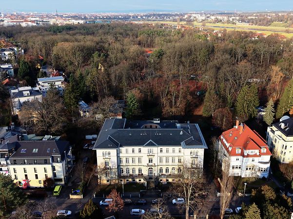 Luftaufnahme der Villa Waldparkseniorenresidenz mit Blick über Elbtal in Dresden