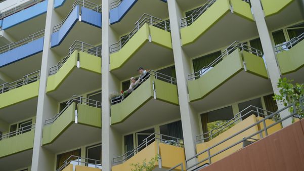 Rentner-Ehepaar auf einem Balkon des Anlagenrings Frankfurt