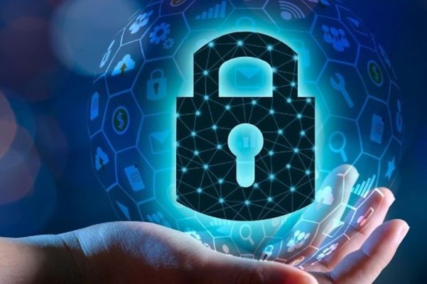 A hand holding a security lock against a blue background – AI-generated image