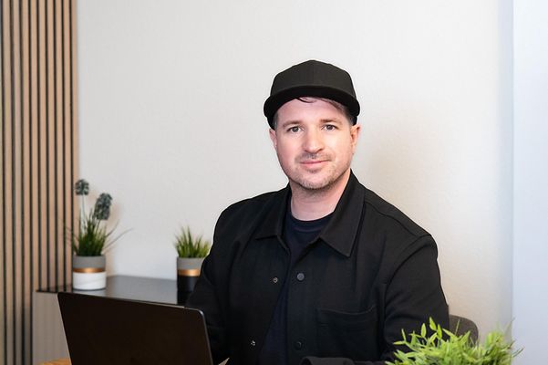 Existenzgründer sitzt am Laptop im Büro