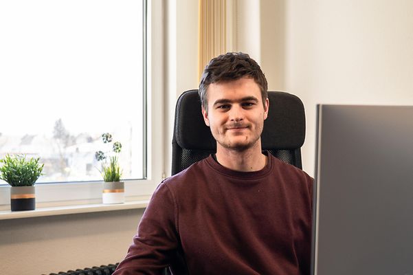 Existenzgründer sitzt am PC