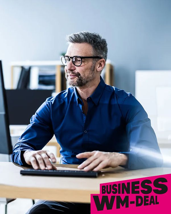 Schriftzug Business WM-Deal nur 9,95 Euro für Telekom Business DSL Premium mit freundlichem Mann vor PC