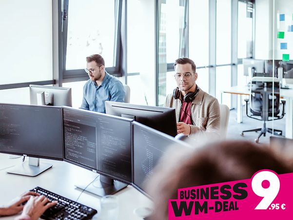 Schriftzug Business WM-Deal nur 9,95 Euro für Telekom Business Glasfaser mit zwei Männern im Büro