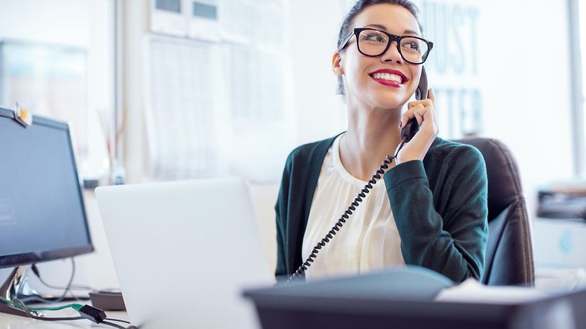Frau im Büro nutzt Webex Calling im Büro, unterwegs und im Homeoffice.