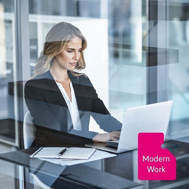Person im modernen Büro arbeitet am Laptop an einem Schreibtisch hinter Glas, Notizbuch daneben, Schriftzug „Modern Work“.