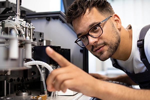 Facharbeiter mit einer intelligenten Brille an einer Produktionsstätte