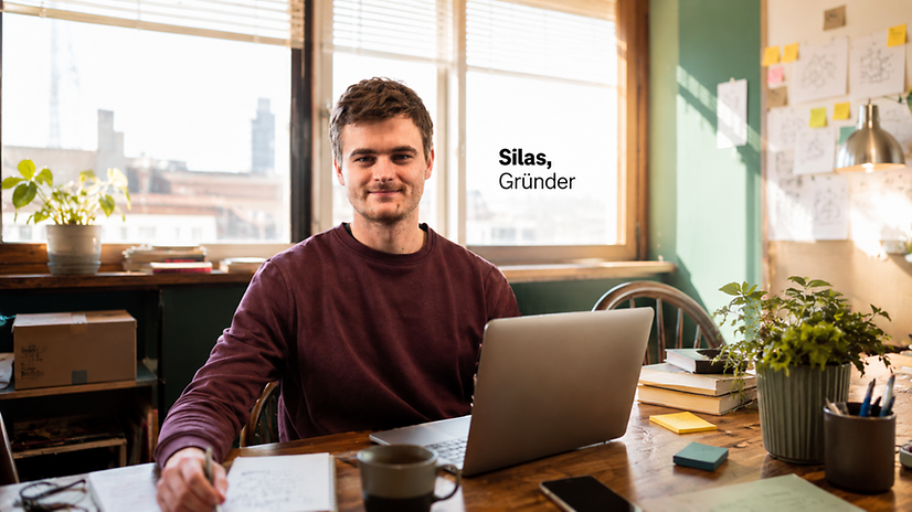 Ein Gründer sitzt am Schreibtisch und nutzt den Business Vario Tarif zum surfen und telefonieren.