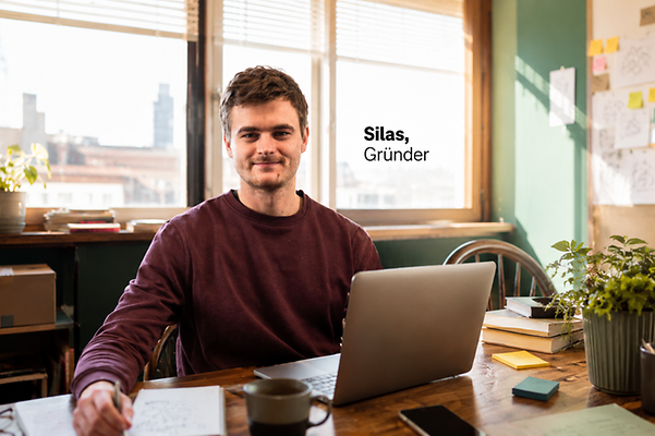 Gründer Silas sitzt am Laptop in seinem Büro