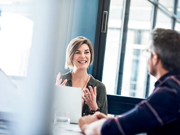 A woman explains the benefits of Magent’s Secure SD-WAN based on HPE/Juniper in the office