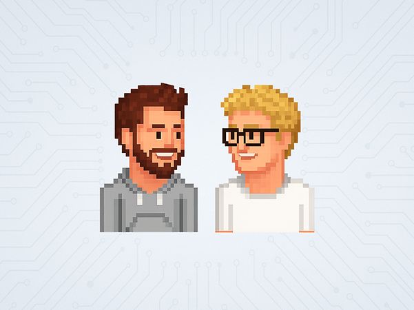 Zwei lachende Gesichter der Read Teamer Kai und Tim mit blonden und braunen Haaren