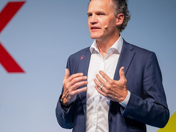 Lars Neumann with a microphone - square