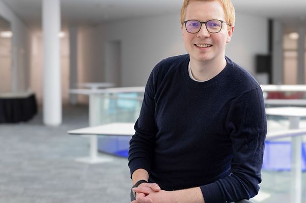Portrait von Dr. Niklas Horstmann in einem hellen Foyer
