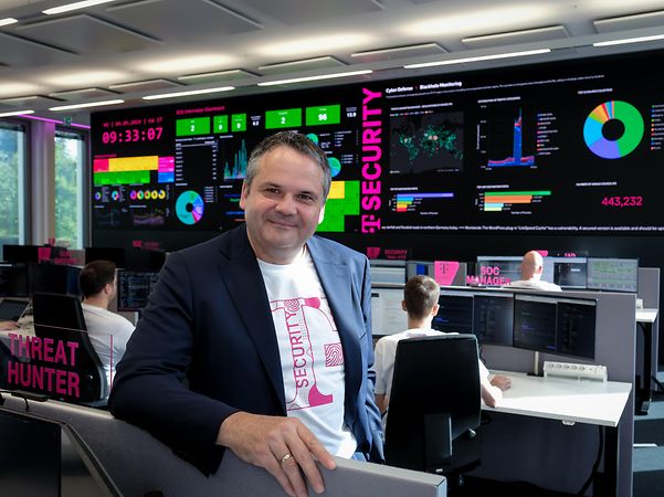 Thomas Tschersich im Lagenzentrum mit großer Anzeigewand des Security Operation Center der Deutschen Telekom