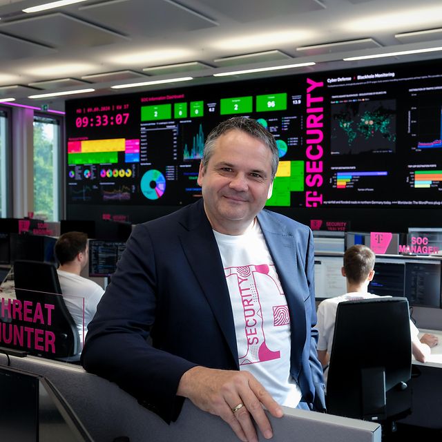 Thomas Tschersich im Lagenzentrum mit großer Anzeigewand des Security Operation Center der Deutschen Telekom
