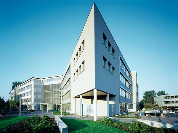 Foto vom weißem Gebäude mit Hauptsitz des Referenzkunden GKV Service Center GmbH unter blauem Himmel