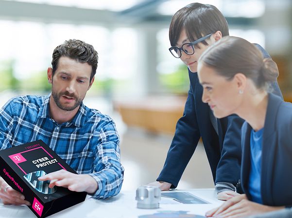 Drei Menschen im Gespreach zu den CyberProtect Paketen