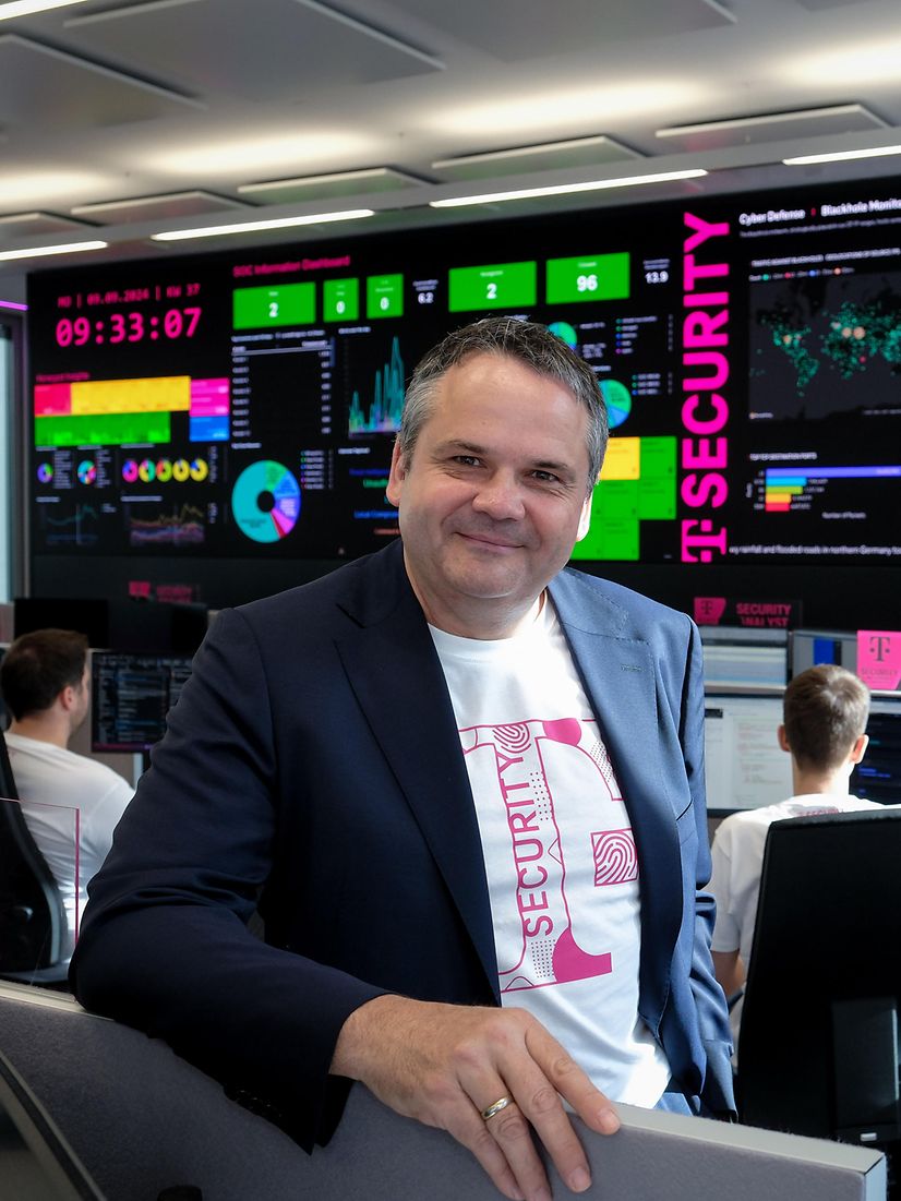 Thomas Tschersich in the command centre with the large display wall at Deutsche Telekom’s Security Operation Centre