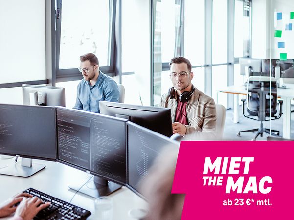 Mitarbeiter sitzen im Büro am PC und suchen nach Angebote für MacBooks zur Miete