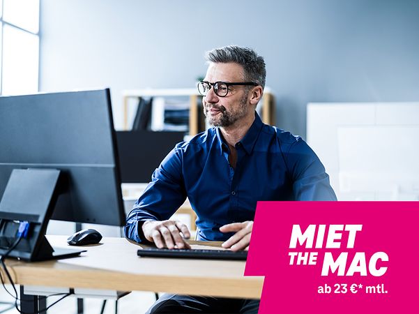 Ein Angestellter mietet sich am PC ein MacBook zur Miete