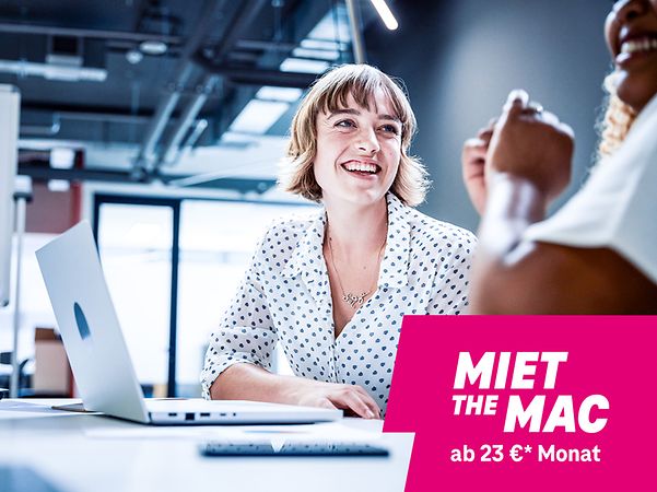 Eine Angestellte arbeitet mit einem gemieteten MacBook