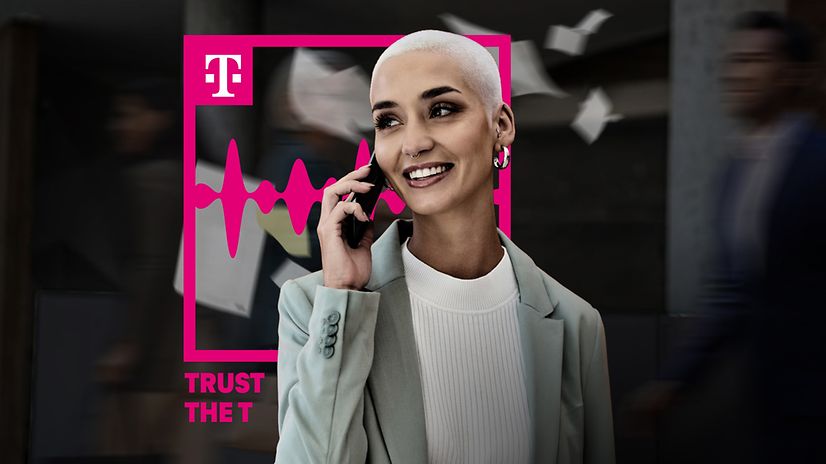 Frau telefonierend vor schwarz-grauem Hintergrund mit Trust-the-T-Logo