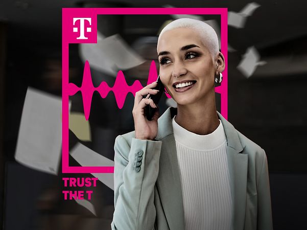 Frau telefonierend vor schwarz-grauem Hintergrund mit Trust-the-T-Logo
