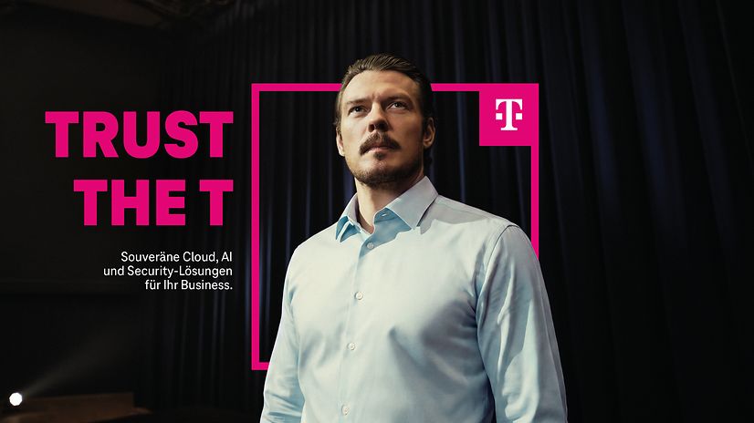 Trust-the-T ein CEO im blauen Hemd schaut nachdenklich und forsch mit Magenta Grafik