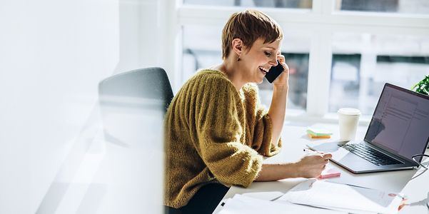 Lächelnde Geschäftsfrau nutzt den Company DSL Tarif mit Doppelflat von T Business.