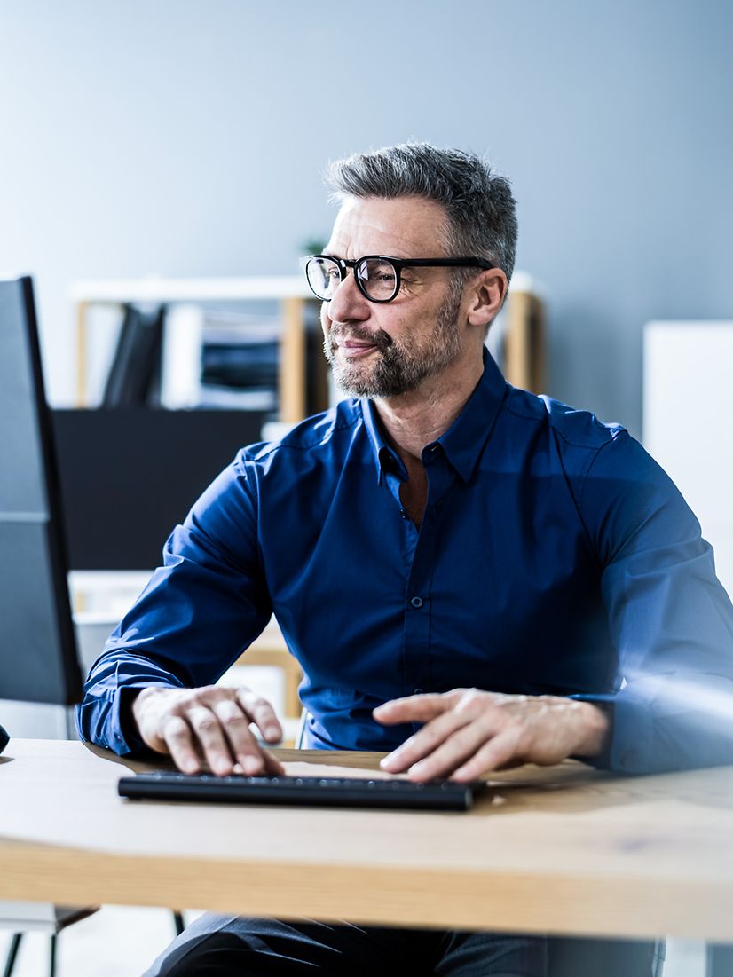 Geschäftsmann nutzt das Business DSL Premium Angebot mit Ausfallschutz von T Business.