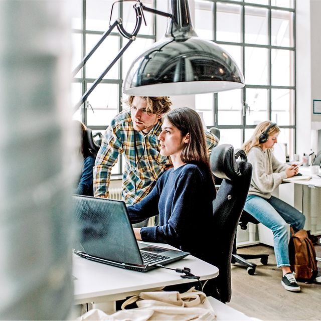 Zwei Personen schauen gemeinsam auf einem Bildschirm.