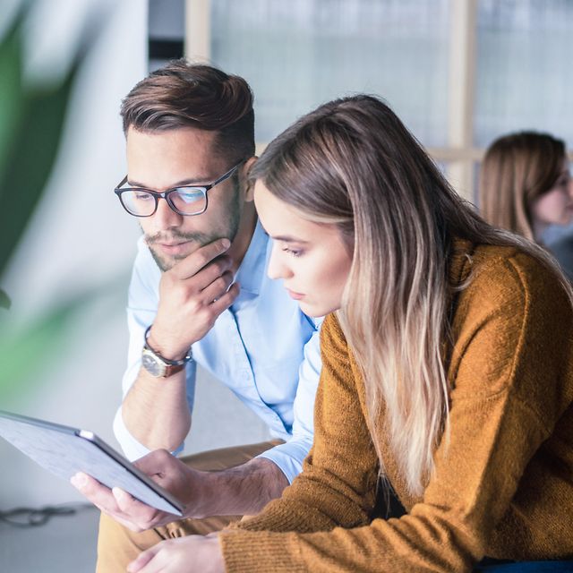 Zwei Kollegen besprechen Fragen mit Hilfe eines Tablets