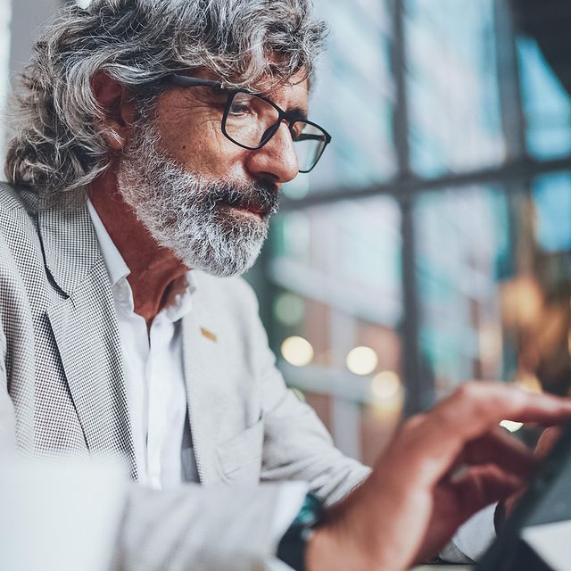Mann nutzt sein Tablet mit einer MultiSIM