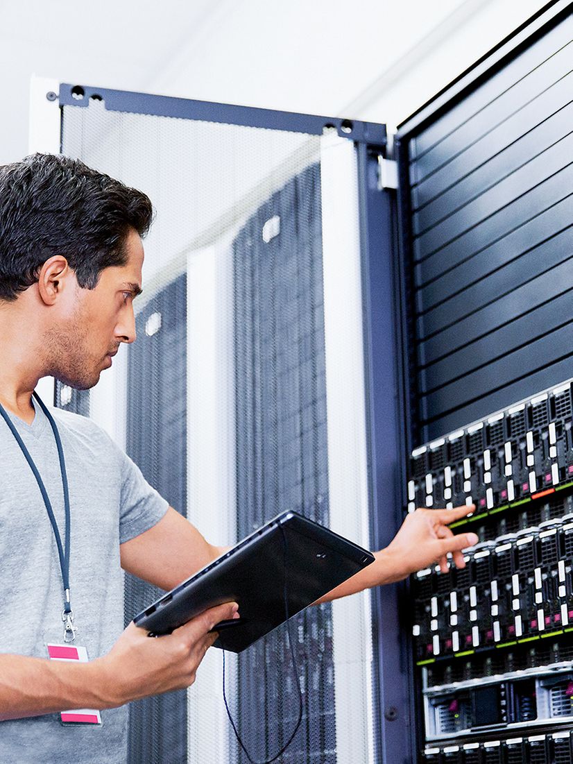 Mann stellt einen Server ein