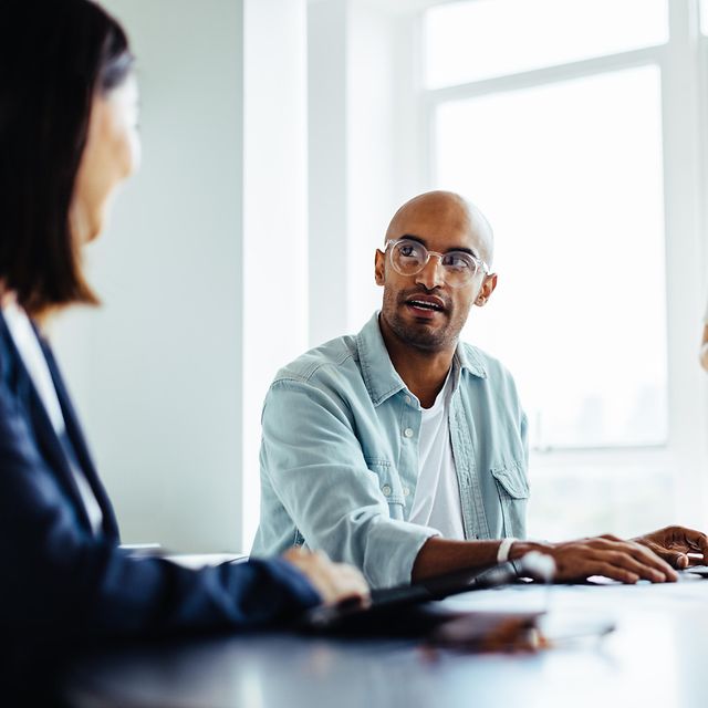 Geschäftsleute bei einer Diskussion in einem Meeting