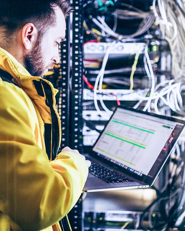 Ein Mann analysiert Daten an einem Server