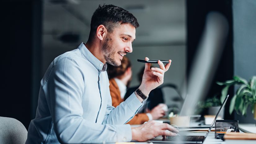 Ein junger Mann telefoniert mit seinem Smartphone