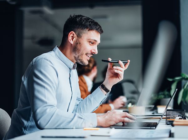 Ein junger Mann telefoniert mit seinem Smartphone