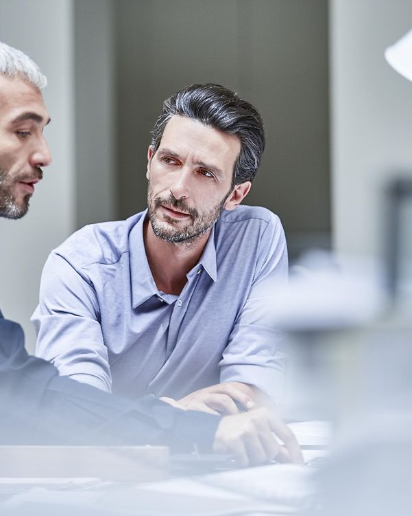 Kollegen unterhalten sich über die hohen Sicherheitsstandards von Cisco Meraki Managed Service