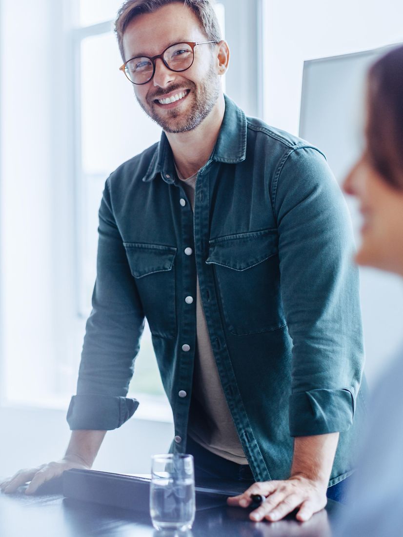 Geschäftsmann, der eine Teambesprechung in einem Büro leitet