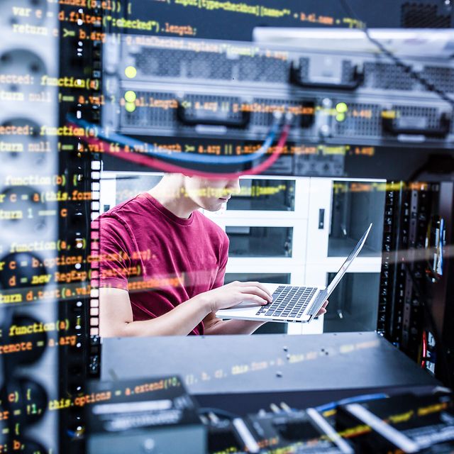 ein Mensch am PC prüft die korrekte Einstellung der Firewall